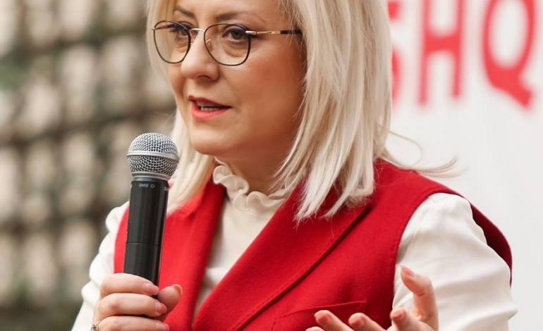 PROTESTA/ Ministrja Nikolla: E gatshme të bisedoj me studentët, por jo në rrugë