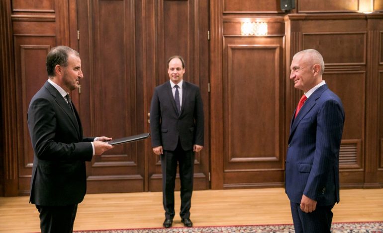 META PRET AMBASADORIN E RI TË BE-së/ Meta: Domosdoshmëri përparimi urgjent i vendit