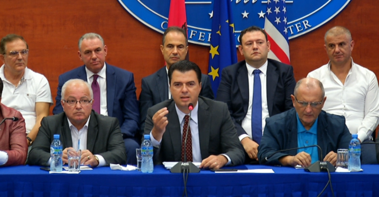 NIS TAKIMI I OPOZITËS NË ELBASAN/ Basha: Ky qytet ka 5 vite i kapur nga bandat. Ja kush e drejton krimin