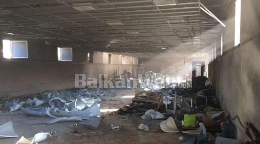 ZJARRI NË MAGAZINËN NË FIER/ Digjen 70 ton kafe, shkak për rënien e zjarrit ishte një…(VIDEO)