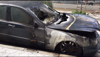 TË SHKRUMBUARA NË MES TË QYTETIT/ PAMJET nga djegia e DY makinave LUKSOZE, Policia: I gjetëm me…