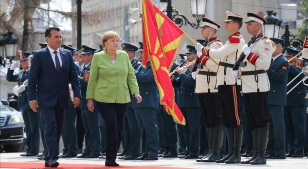 MERKEL VIZITON GJERMANINË/ U prit me një ceremoni solmene nga kryeminstri Zaev