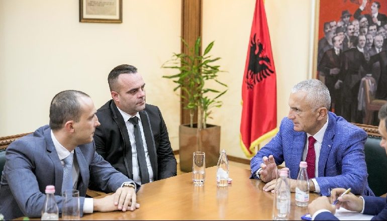 “I DREJTUAN PISTOLETËN NË FYTYRË”/ Meta pret në zyrë gazetarin Julian Shota