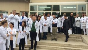 “SHPËRDORIMI I DETYRËS”/ Gjykata në Shkodër lë të LIRË mjekët e arrestuar (EMRAT)