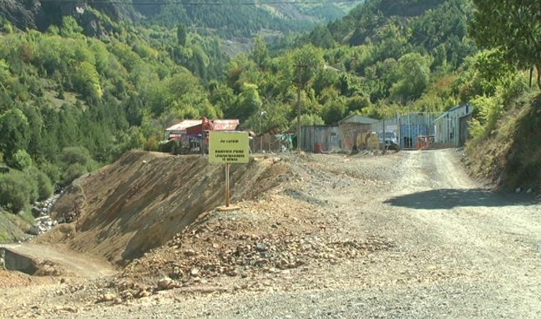 KOMPANIA TURKE “MBAN FJALËN”/ Pas grabitjes, sot u pezullua puna në minierën e Munellës