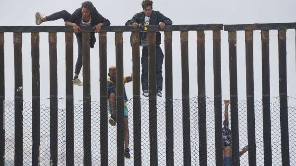 PARANDALIMI I EMIGRANTËVE/ SHBA fillon ndërtimin e murit me Meksikën