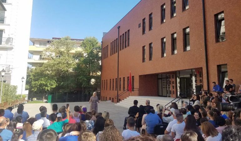 VITI I RI SHKOLLOR/ Ministrja Nikolla jep mesazhin për mësuesit: Vijoni të falni nga pasioni juaj
