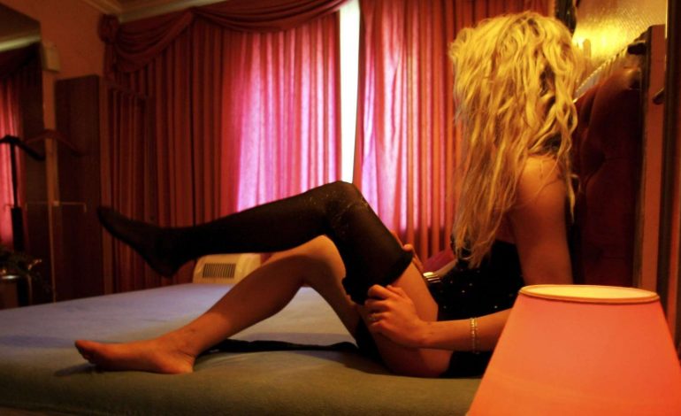 SHFRYTËZONIN GRA DHE VAJZA PËR PROSTITUCION/ Si u kap banda me 22 personat. Përdornin…