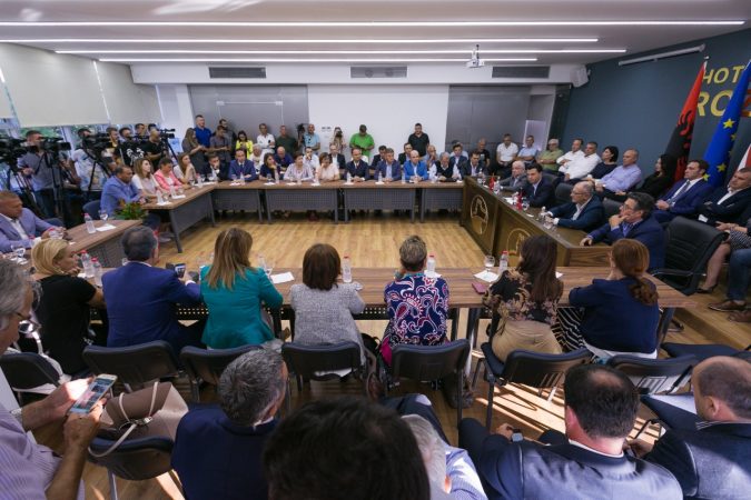 VETTINGU I POLITIKËS kthen opozitën në KUVEND. Njihuni me KATËR koordinatorët