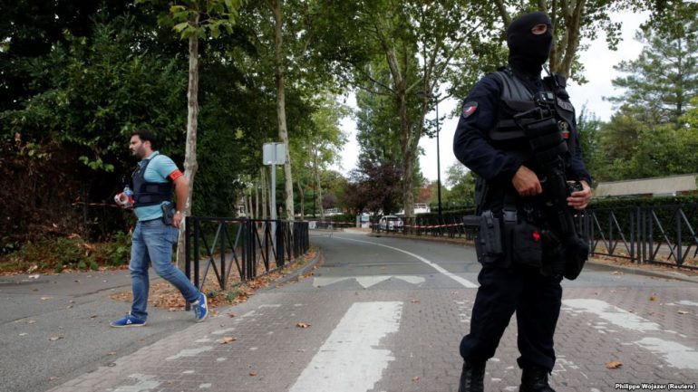 TERROR NË PARIS/ Shtatë persona të plagosur pas një sulmi me thikë