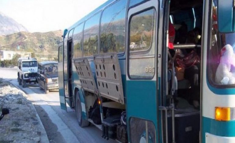 350 DOKUMENTE DHE 100 LEJE HYRJEJE/ Ndalohet autobusi në Greqi, kapet shoferi dhe pasagjeri shqiptarë