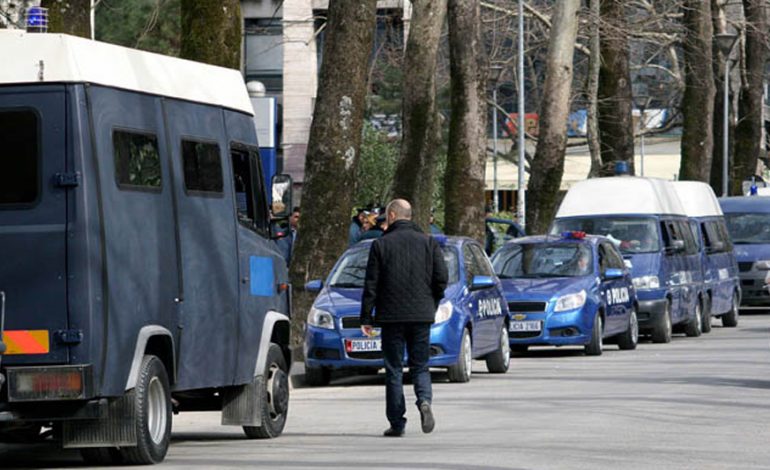 “ME ARMË NË MAKINË”/ Si e pësoi 21 vjeçari dhe dy të afërmit e tij në Kavajë (EMRAT)