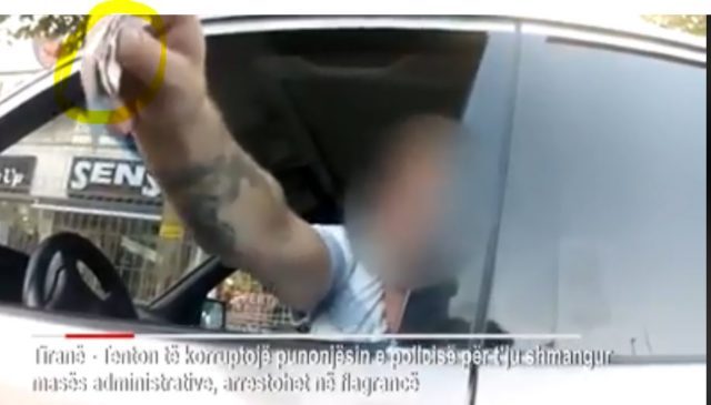 “TENTOI TË SHPËTONTE NGA GJOBITJA”/ Në pranga 33 vjeçari, bashkë me dokumentat vendosi një…