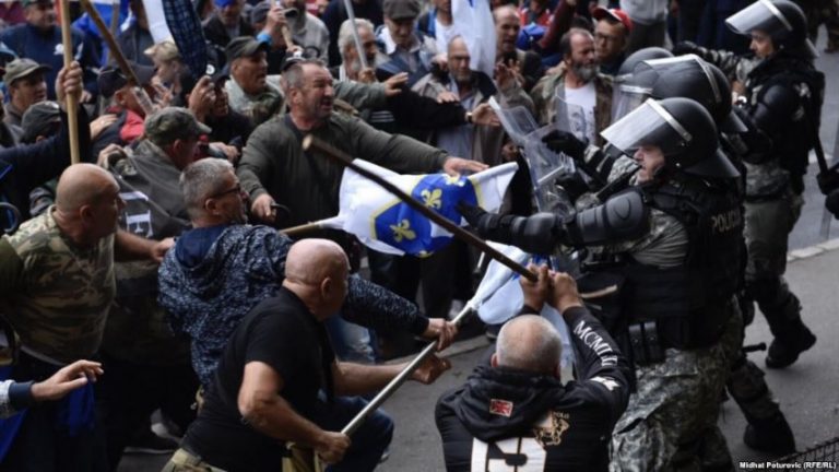 POLICIA NË BOSNJË PËRLESHET ME VETERANËT E LUFTËS/ Mbetën të plagosur disa persona