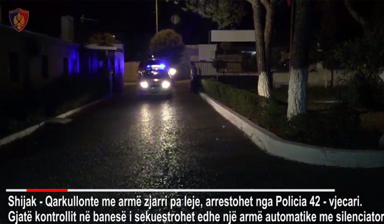 QARKULLONTE ME PISTOLETË ME VETE/ Policia arreston 42 vjeçarin, gjatë kontrollit i gjendet…(EMRI)