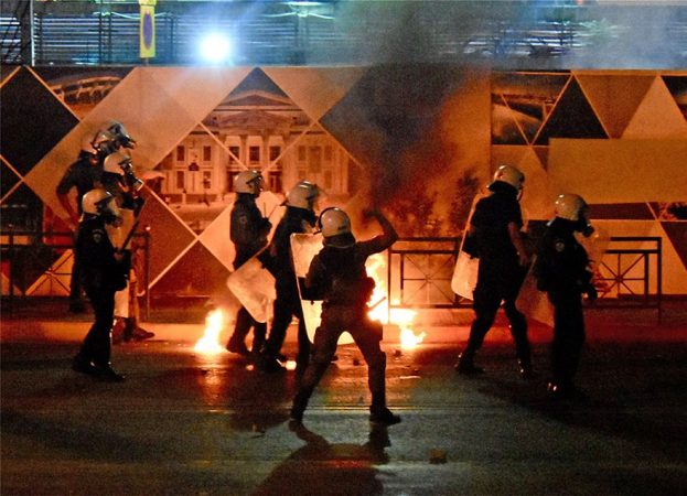 VRASJA E ANËTARIT TË AGIMIT TË ARTË/ Protesta dhe për përplasje me policinë në Greqi (VIDEO)