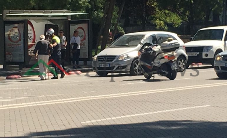 NDODH NË TIRANË/ Polici NDIHMON të moshuarin të kalojë rrugën… (FOTO)