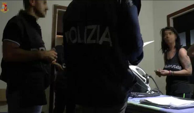 KOKAINA PAGUHEJ ME AR DHE MAKINA/ Shkatërrohet banda italo-shqiptare që drejtohej nga “ZONJA” (EMRAT)