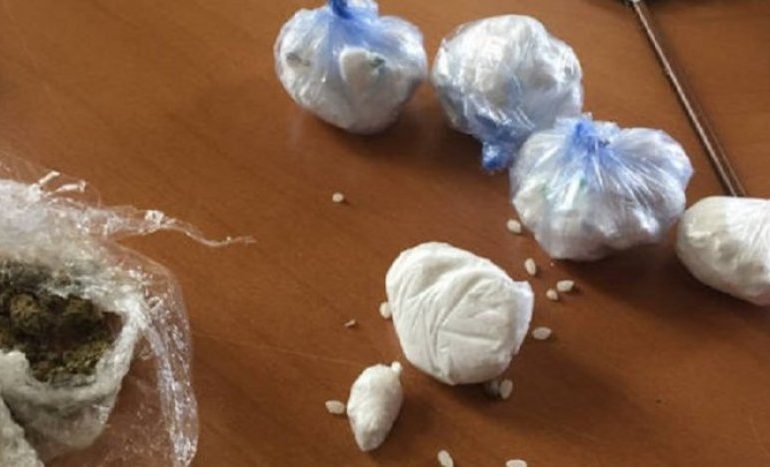 “ME ARMË TË FTOHTË DHE KOKAINË”/ Kapet MAT 18 vjeçari në Shkodër