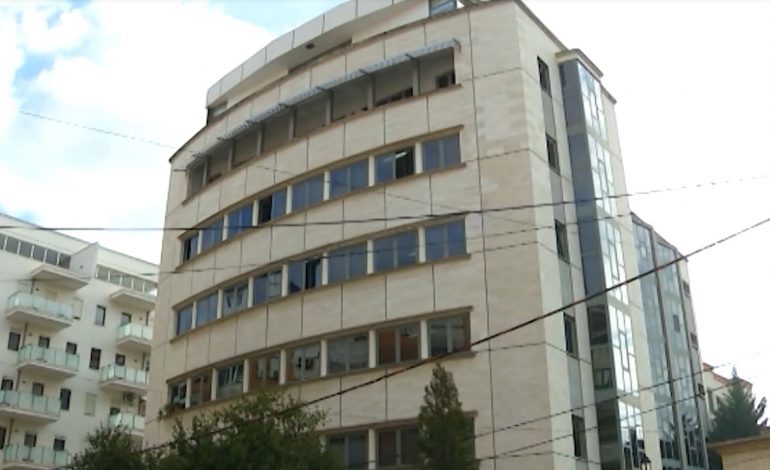 SHKOJNË NË PROKURORI/ Dy drejtorët e policisë Veliu dhe Skendaj zhvillojnë një takim pune