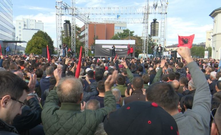 Protestë kundër ideve të presidentit të Kosovës për “korrigjim kufijsh”
