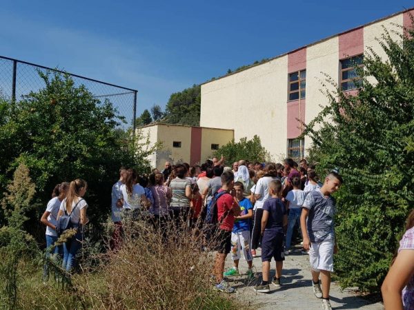 SHKOLLA E MBYLLUR PREJ DY VITESH/ 300 nxënës në protestë për të tretën ditë rradhazi