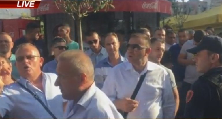 BLINDOHET ELBASANI/ Rama TAKIM me mësuesit. Pd PËRPLASET me policinë