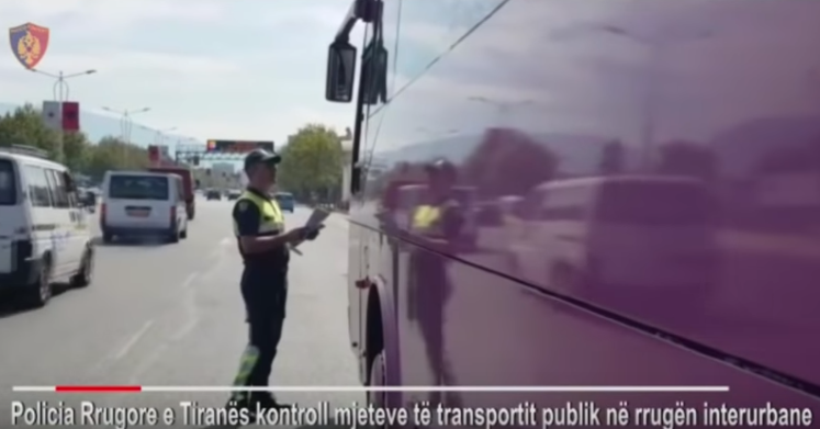 KONTROLLE NGA POLICIA/ Dënohen 36 mjete të transportit publik në autostradë (VIDEO)