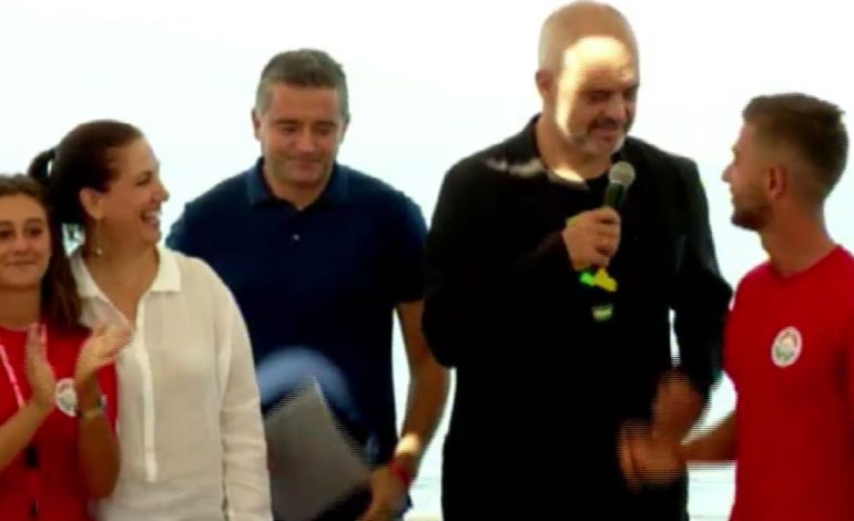 TAKIMI NË VLORË PËR TURIZMIN/ I riu tregon si shpëtoi 25-vjeçaren, Rama e “zhvesh” live: Shikojeni sa…