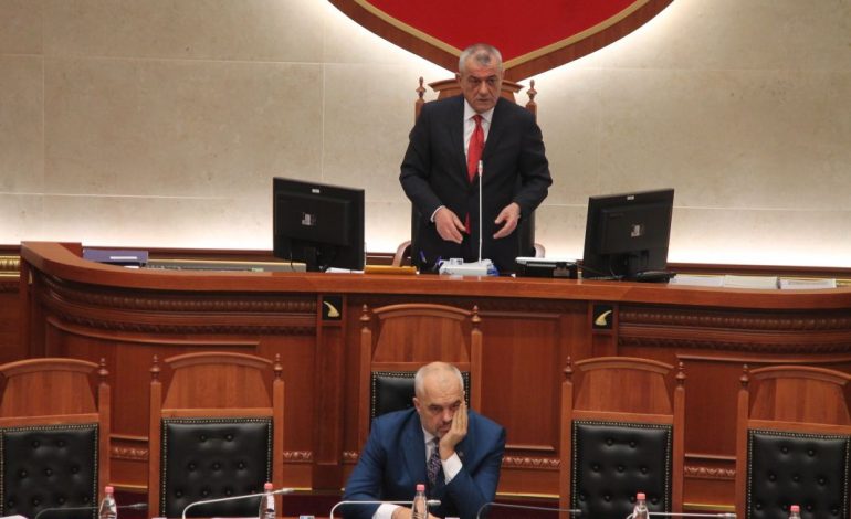 LIGJI I TEATRIT/ Maxhoranca mbetet pa 71 vota në Palament, Ruçi ndërpret seancën…