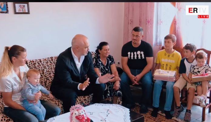 LIBRAT FALAS/ Rama i premton fëmijës: Nëse merr nota mbi 9 do të të sjell bluzen e Messit (VIDEO)