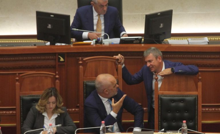 TË VETËM NË PARLAMENT/ Ja si dukeshin sot politikanët e mazhorancës. Rama bisedon me Gjiknurin (FOTO)