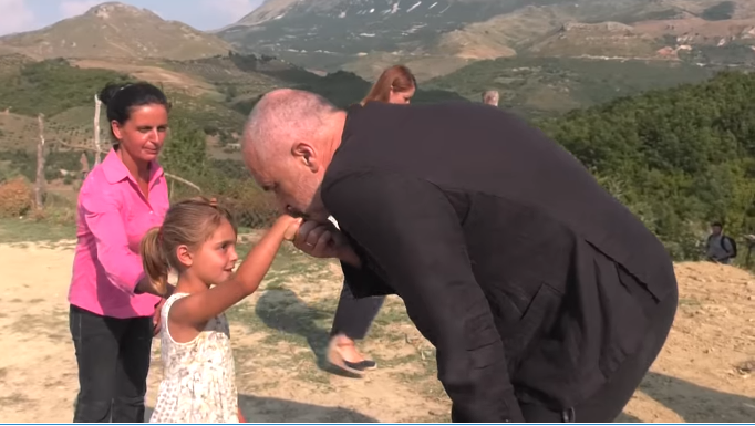 RAMA NIS DITËN “PA KOMENT”/ Vizita në familjen e Niko Ahmetit nga fshati Vajzë i Vlorës (VIDEO)