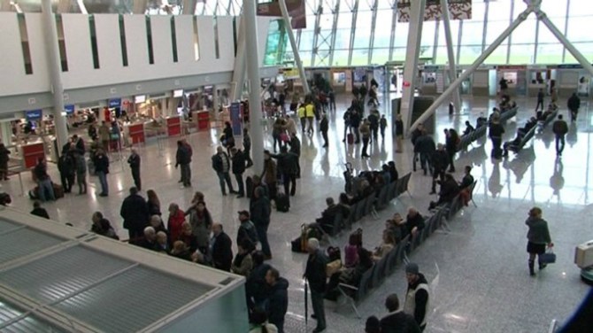 E FUNDIT/ Kalonin njerëz ilegal në aeroport në pranga dy policë. Ishin duke… (EMRAT)