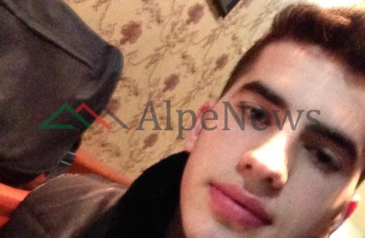 I BËRI “ZBOR” POLICISË ME NDJEKJEN SI NË FIMA/ Kush është 23 vjeçari që u përplas me pemën. Ka qënë i… (FOTO)