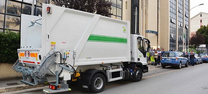 VJEDHJE E PAZAKONTË/ 28 vjeçari shqiptar grabit makinën e mbeturinave, më pas e lë në…