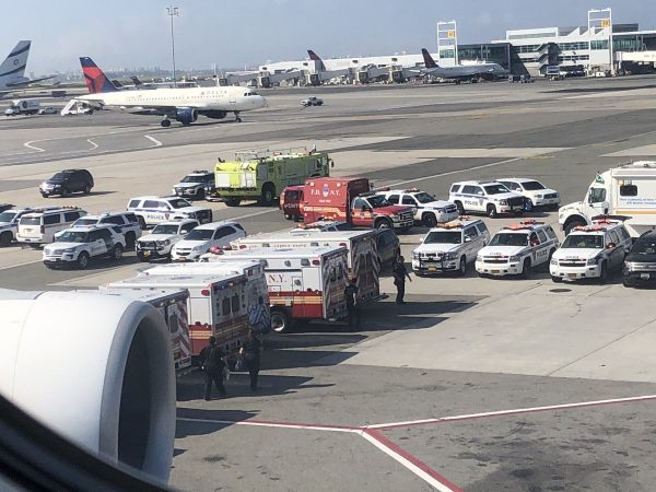 E RRALLË NË SHBA/ Pasagjerët e një avioni futen në karantinë pas problemeve me…