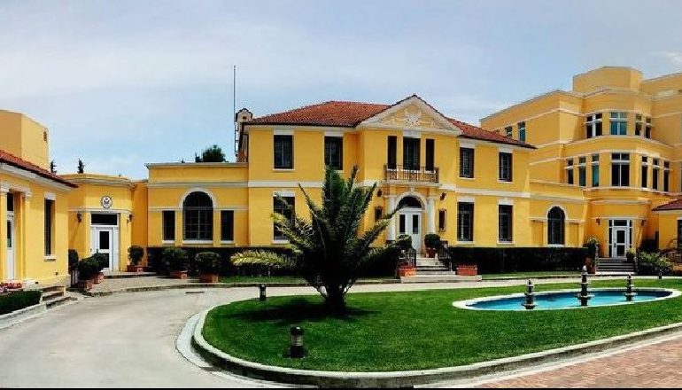 SHKOLLIM FALAS PËR NJË VIT/ Ambasada amerikane njofton sesi të aplikoni