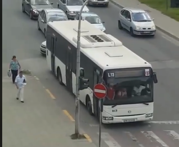 NUK DUHET HUMBUR/ Shihni sa SHKELJE bëhen në rrugët e Tiranës për 42 sekonda (VIDEO)