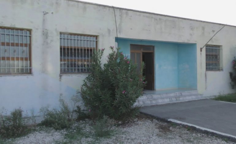 MBYLLJA E SHKOLLËS NË FIER/ Protestojnë prindërit e fëmijëve: Kemi dorëzuar një peticion