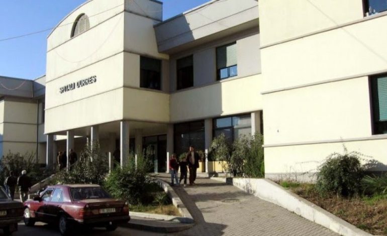 TRAGJIKE NË DURRËS/ Përplasen DY makina. VDES në spital shoferi