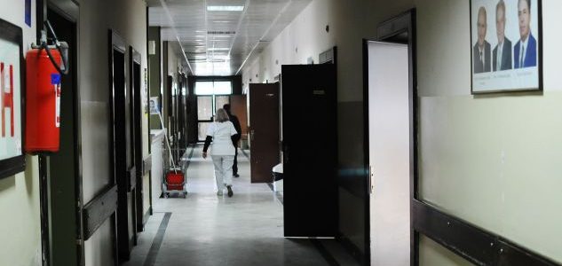 E RËNDË NË TIRANË/ Tentoi të varë veten. Pas dërgimit në spital 38 vjeçarja…