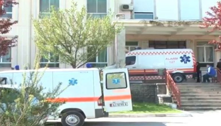 E RËNDË NË GJIROKASTËR/ Humb jetën shoferi i ambulancës, e zuri korenti në shtëpinë e vëllait