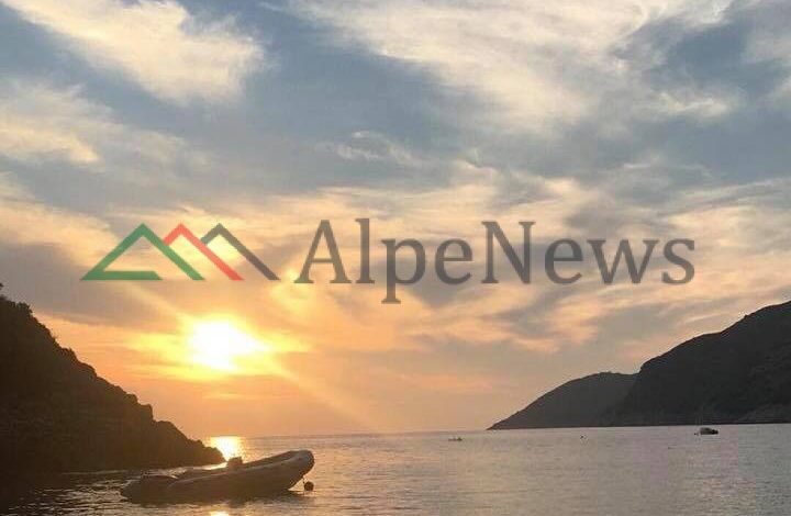 NË SHTATOR/ Plazhi i BUKUR i Jalës “nuk pyet” për motin e vijon të frekuentohet. Perëndimi… (FOTO)