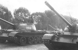 “AVIONË, TANKE, LUFTANIJE, DHE NËNDETËSE”/ Ja sa ka qenë pasuria e ushtrisë shqiptare së viteve ’80