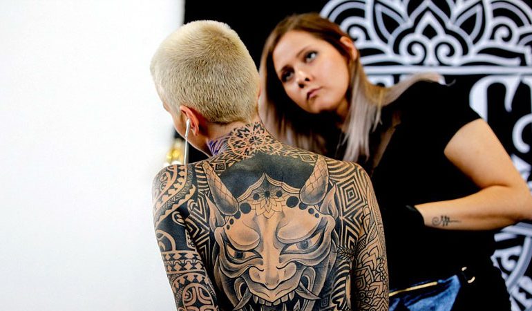 PANAIRI I TATUAZHIT NË MOSKË/ Mijëra “artistë të trupit” zbarkojnë në Rusi