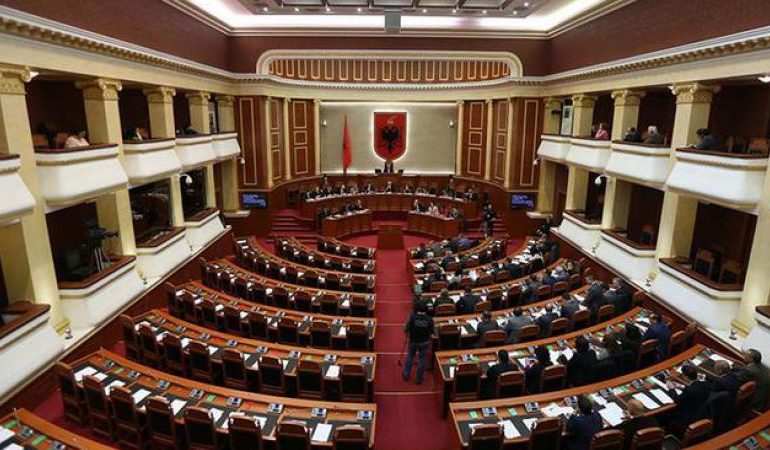 NIS SEANCA E PARË PARLAMENTARE/ Kuvendi PA opozitën
