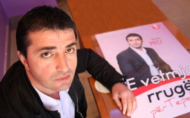 SURPRIZON TËRMETI/ Kryebashkiaku i Tepelenës këndon për Enver Hoxhën me drejtuesit e PS (VIDEO)