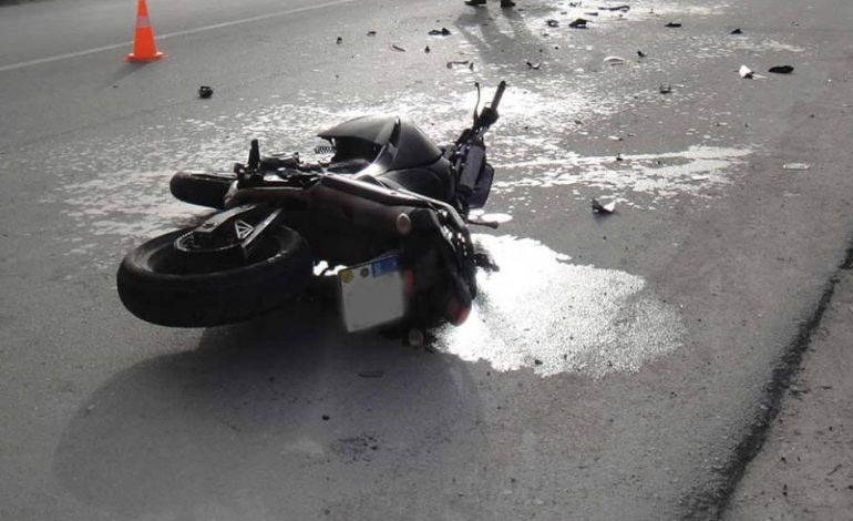 AKSIDENT NË KORÇË/ Motori përplaset me makinën. 59 vjeçari “fluturon” dhe plagoset në…