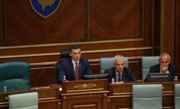 SEANCA/ Deputeti shqiptar ndihet keq sa mbërrin në Kuvend, dërgohet me urgjencë në spital